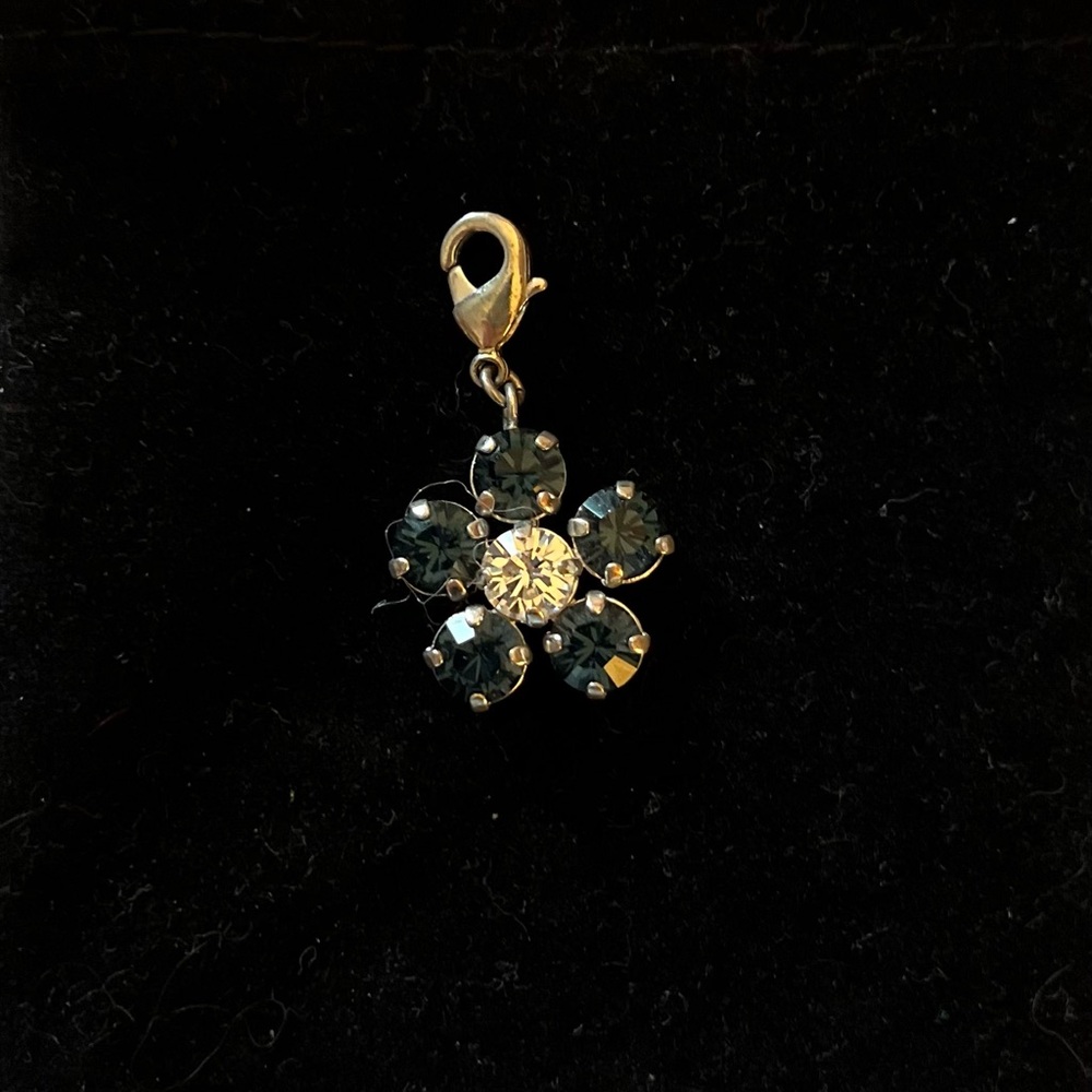 Sabika daisy pendant-  blue petals clear center